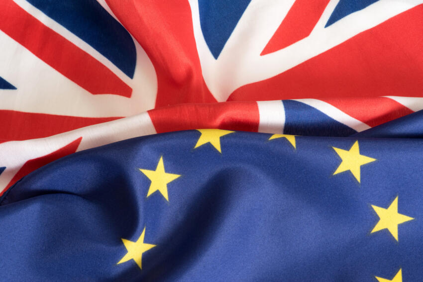Eine Flagge von EU und Grossbritannien