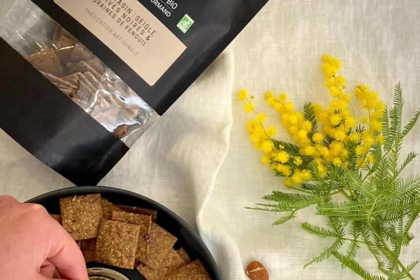 Des crackers au gout d'olive noire Le monde de l'épicerie fine