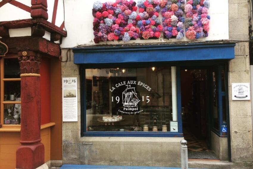 Le symbole de la boutique : une goélette à hunier de type paimpolaise construite en 1915, un bateau ayant navigué sur toutes les mers du globe.